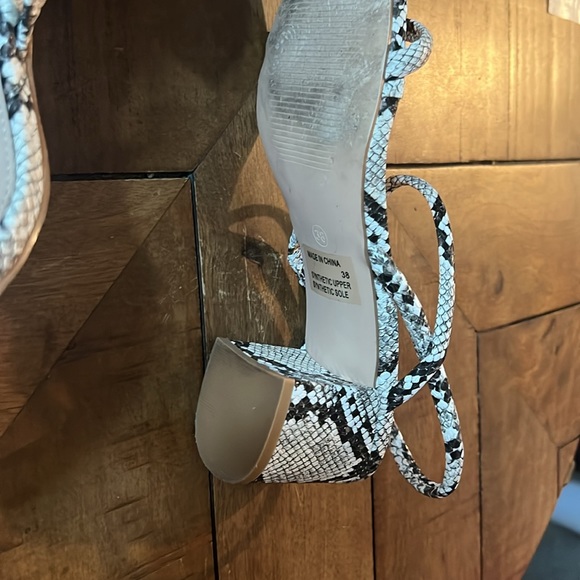 Steve Madden Snake Chunky Sandal Heel Comfortable Like New 38 7.5 like size - Picture 5 of 6